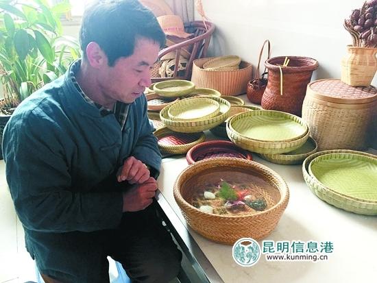 李加云和他的得意之作《竹编鱼缸》.