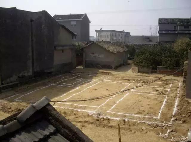 开挖地基,挖至实土层即可.