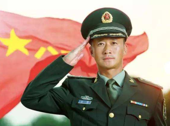本以为吴京穿军装就够帅了,看到他古装照模样,简直帅