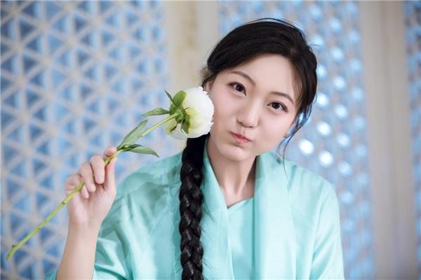 国风歌者刘珂矣『暄花·照』主题写真明媚发布