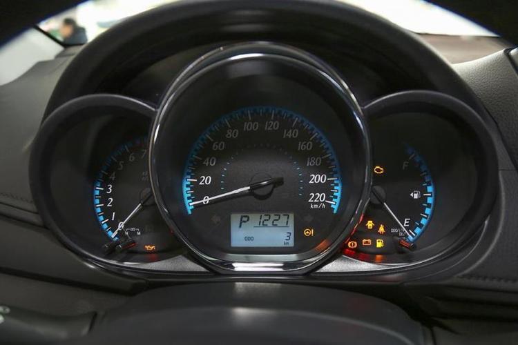 yarisl致享丰田致享油箱42的油表上有十个小格每个小格就是42我开车两