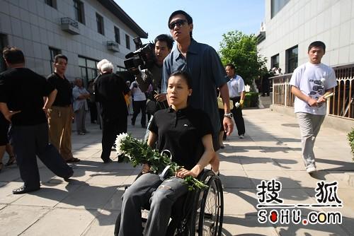 罗京追悼会在八宝山举行 桑兰前来吊唁-1