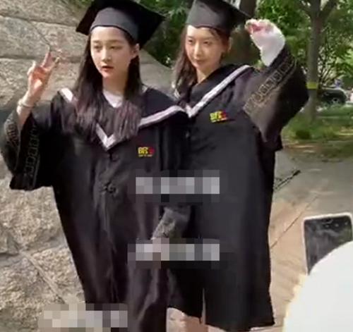 关晓彤补拍毕业照身穿学士服头戴学士帽脸上堆满笑意