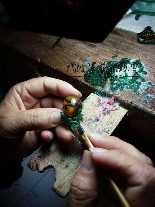 代波军艺术珠宝定制----琥珀里长着玫瑰花,琥珀镶嵌设计作品欣赏