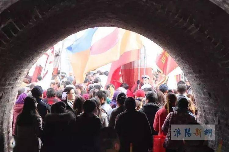 墓前如今30年前拍摄的太昊陵庙会盛况广场上的摊位如今距今已120年,是