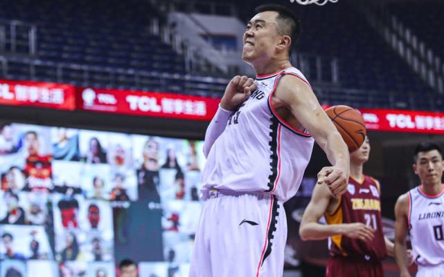 辽宁男篮冲冠保障!韩德君狂轰30分15篮板,晋级四强功不可没