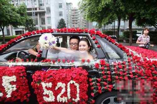 "玫瑰帝"99999朵玫瑰婚车迎新娘 一生一次只为老婆高兴[2010-08-18 ]
