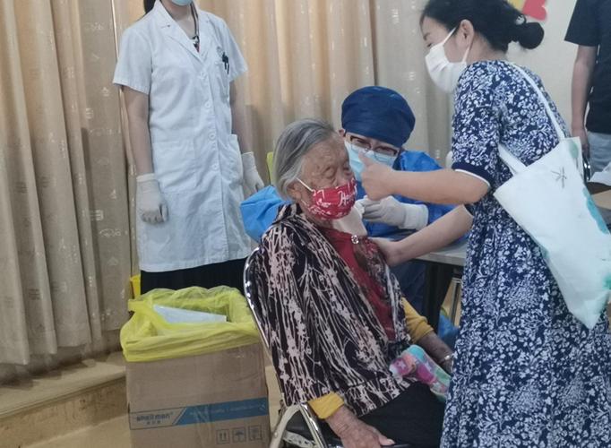 111岁龙岗老人主动接种疫苗顺便中了个奖 为目前我市