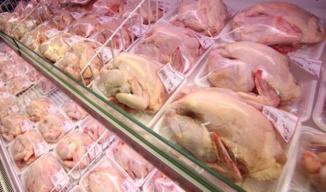 也让鸡肉行情受到了严重影响,目前已弱势低迷运转,超市里的鸡肉零售价