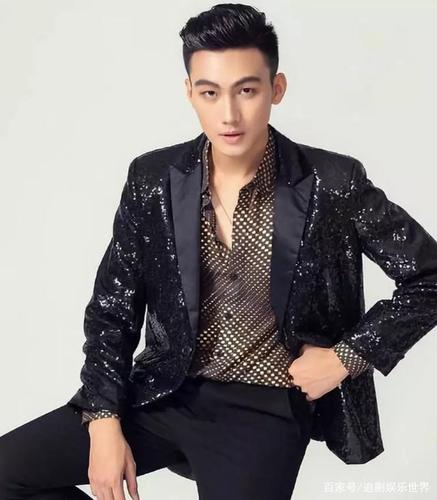 在舞台上走秀亚洲男模