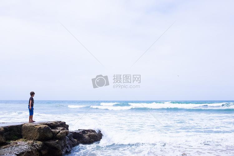 微博  花瓣 举报 标签: 孩子水海海滩男孩海滩图片海滩图片免费下载