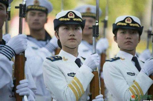 仪仗队中的河北姑娘赵颖.(图片来源:中国军网)
