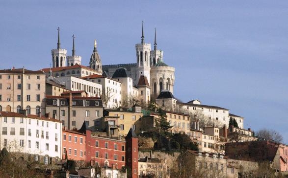 里昂三大坐落于城市的一端,靠近里昂火车站,由众多壮观和功能齐