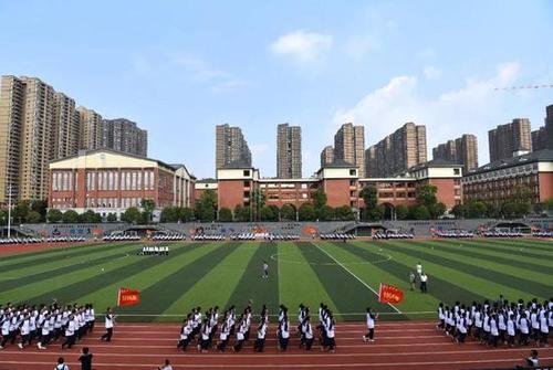 长沙开启新生军训模式 9所中学开学军训大pk