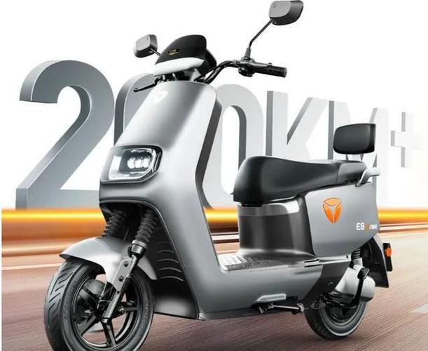 两款雅迪冠能20车型评测续航200公里冬天也能跑长途