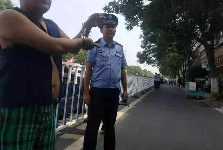 蒙城:开赌场放高利贷,4名嫌犯被押解指认犯罪现场(视图)