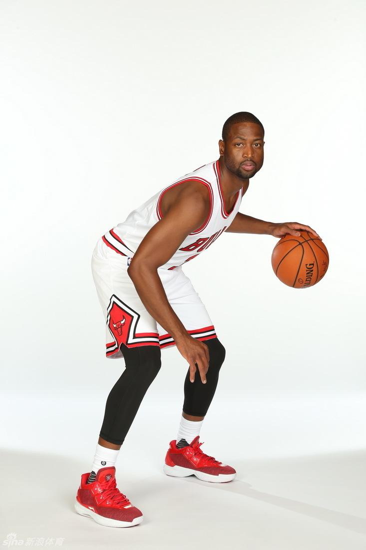 8 / 11 北京时间7月30日,韦德正式亮相新东家公牛队,并拍摄定妆照