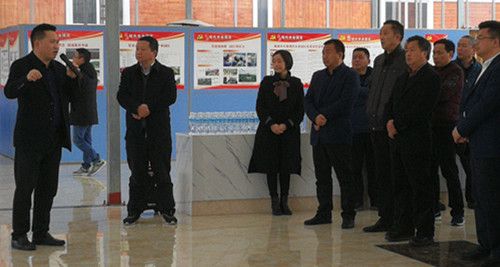 剑阁县委副书记张大勇一行人前往板桥乡学习考察脱贫攻坚工作
