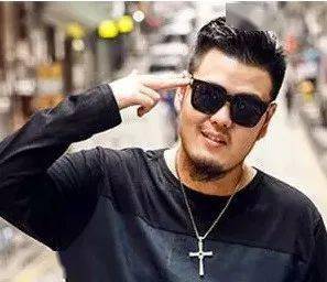 男胖子适合什么样的发型 主推最火的两边剃掉发型