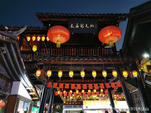 德阳文庙新天地,好吃一条街,行人如织,堪称德阳"锦里"