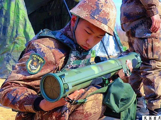 1/ 12 国产最新型pf11米火箭筒:新型的pf11火箭筒与pf97外观上差不多