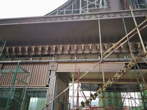 附上一张带有铆方通的屋檐铝单板效果;是越看越耐人寻味.