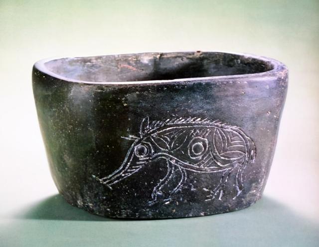 黑陶是河姆渡陶器的一大特色陶器.