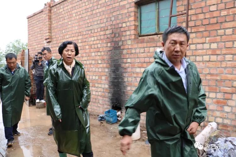 郑钰,刘力江深入东湾镇现场指导防汛抗洪救灾工作