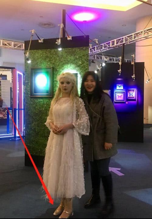 迪丽拉自称第一真人芭比,生图曝光,看到脚后脱粉无数!