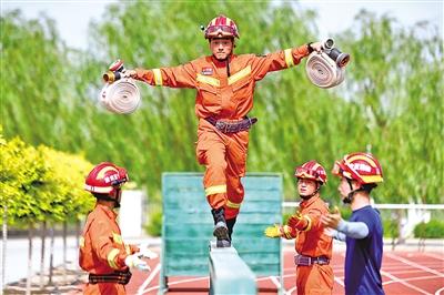 战高温练精兵消防员不惧烤验