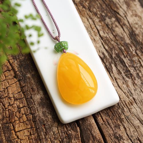 上石清灵天然琥珀蜜蜡吊坠挂件鸡油黄水滴毛衣链吊坠女款锁骨项链