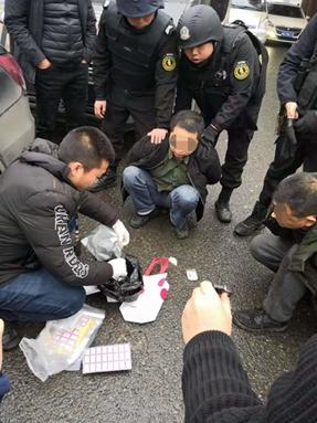 案发毒贩拒不下车民警破窗抓捕宜宾警方斩断一条成都宜宾贩毒链条