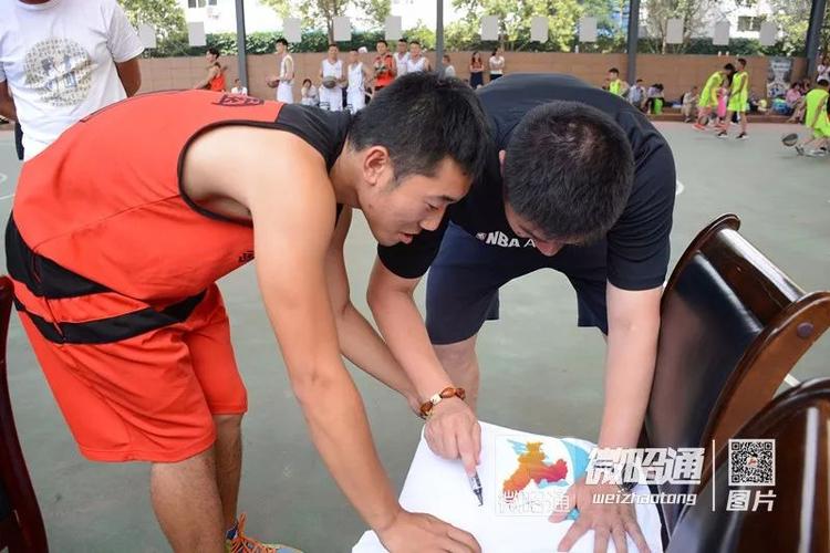 "山东省篮管中心领导莅临画圆战术训练营指导工作,是对李晓波老师的
