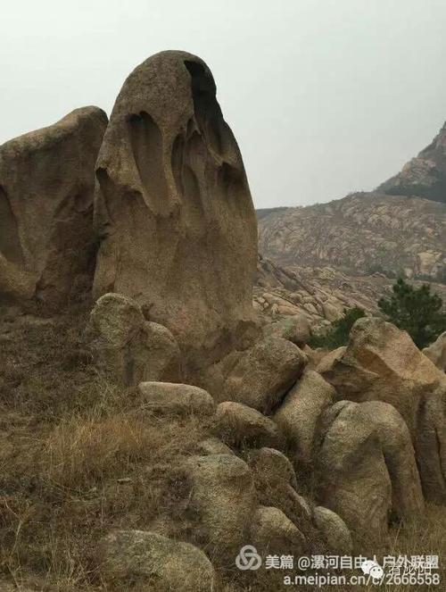一个巨大的佛掌印,不知道用了多大的力,才把手掌印到了巨石上.