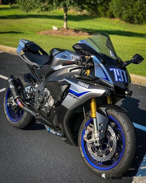 实车到店陆地上的战斗机雅马哈yzfr1m