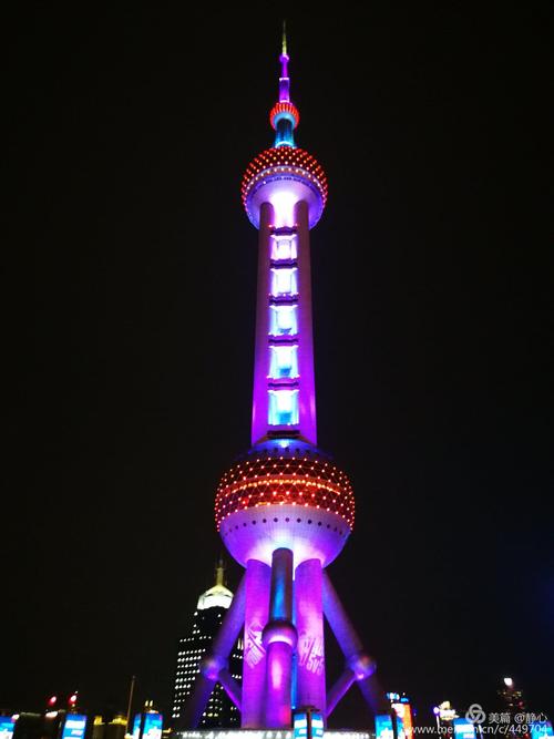 夜晚的东方明珠,变幻莫测的灯光.