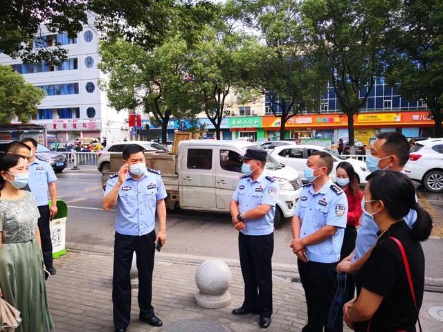 9月27日7时许,副市长,公安局长古军在当阳市实验小学(长坂路校区)门口