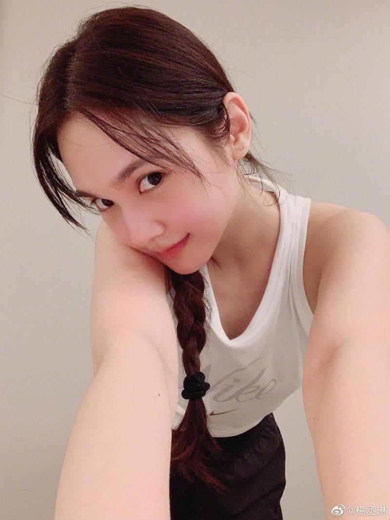 杨丞琳在家训练后吐舌自拍 网友调侃她在暗cue李荣浩