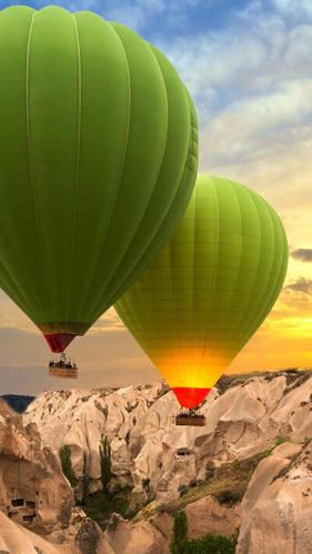 卡帕多奇亚是土耳其最具视觉震撼力的地区,乘坐热气球可以俯瞰外星球