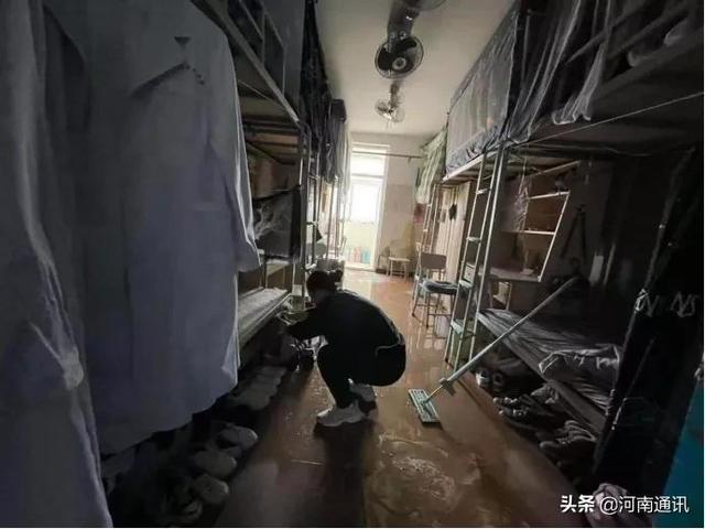 暖心河南护理职业学院辅导员洪灾后为学生清理宿舍