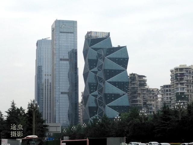 这栋双塔造型的摩天楼名为成都成达大厦,建成于2008年,位于成都天府