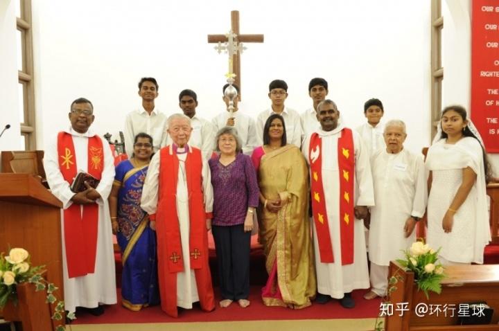 位于新加坡"小印度"街区的一家基督教堂, 神职人员跨种族构成.