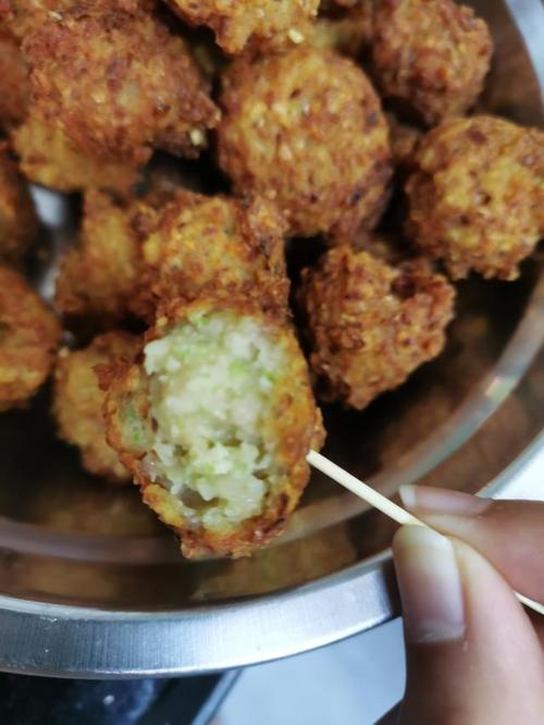 芋头五花肉丸子做法_外脆里松香味十足_小孩最爱