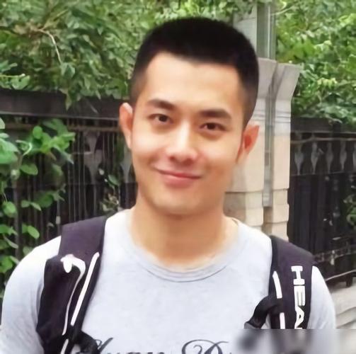 2.鹅蛋型脸搭配短寸平头发型,简单时尚又温柔