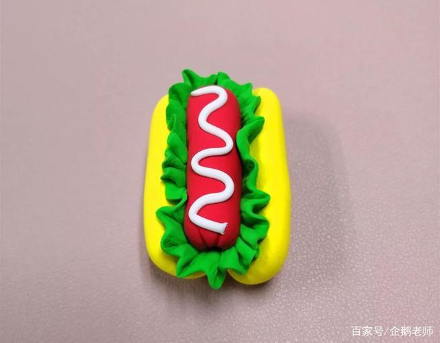 2 ,用红色粘土做出热狗,如上图所示.