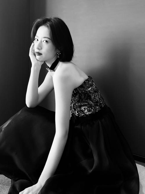 手机相机下的周雨彤,live图太绝了