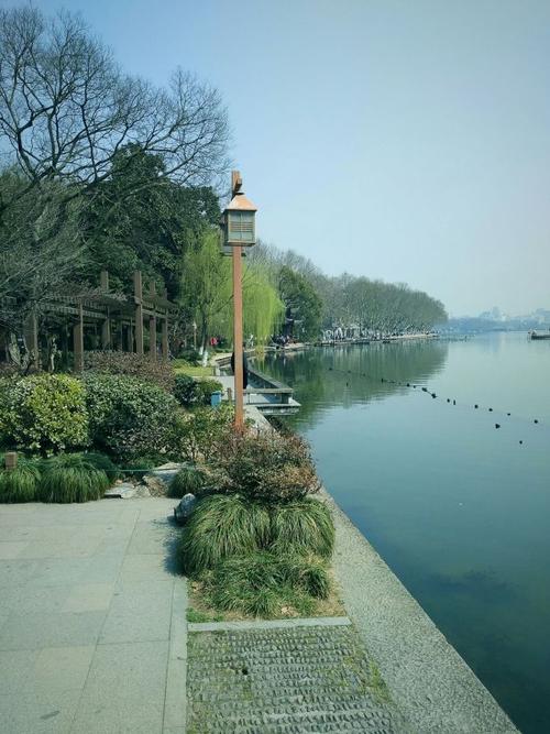 西湖美景,三月天 春雨如酒,柳如烟,可惜来的不是时候,季节不对,没有