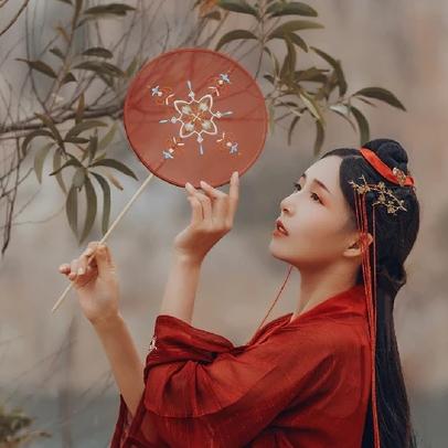 红裳弹琵琶女生头像,唯美古风真人头像