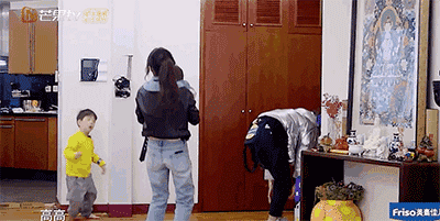 看见妈妈抱着弟弟举高高,甚至不惜故意摔倒引起妈妈的注意