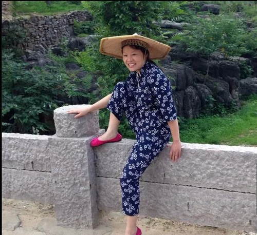 草帽姐全家近照:当了官美成贵妇 儿女有望成童星